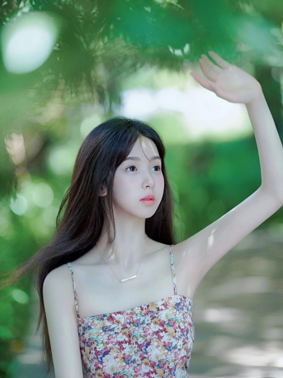 文静气质美女户外写真