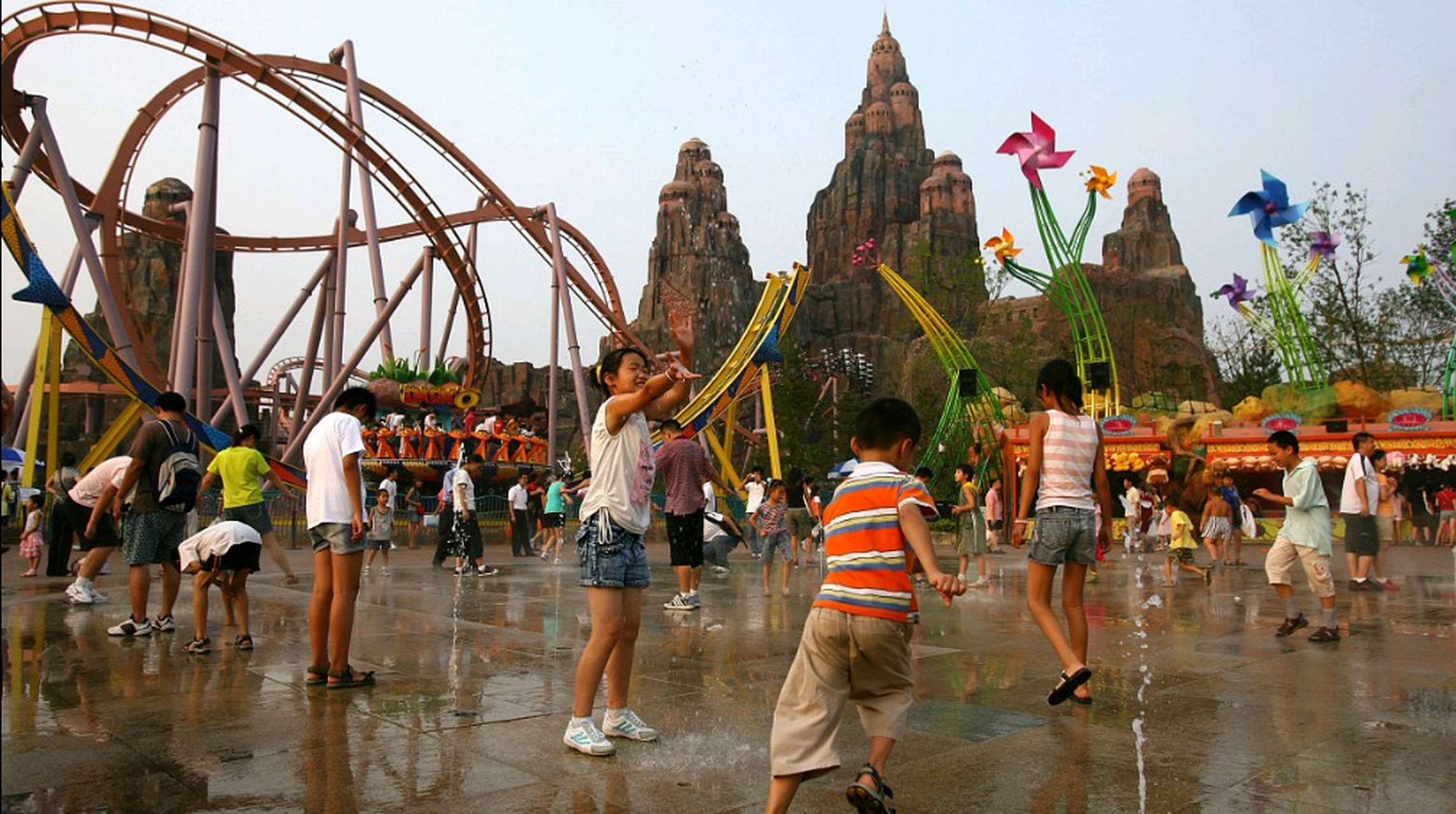 西安欢乐谷位于西安市长安区,是一座集旅游,度假,休闲,娱乐为一体的