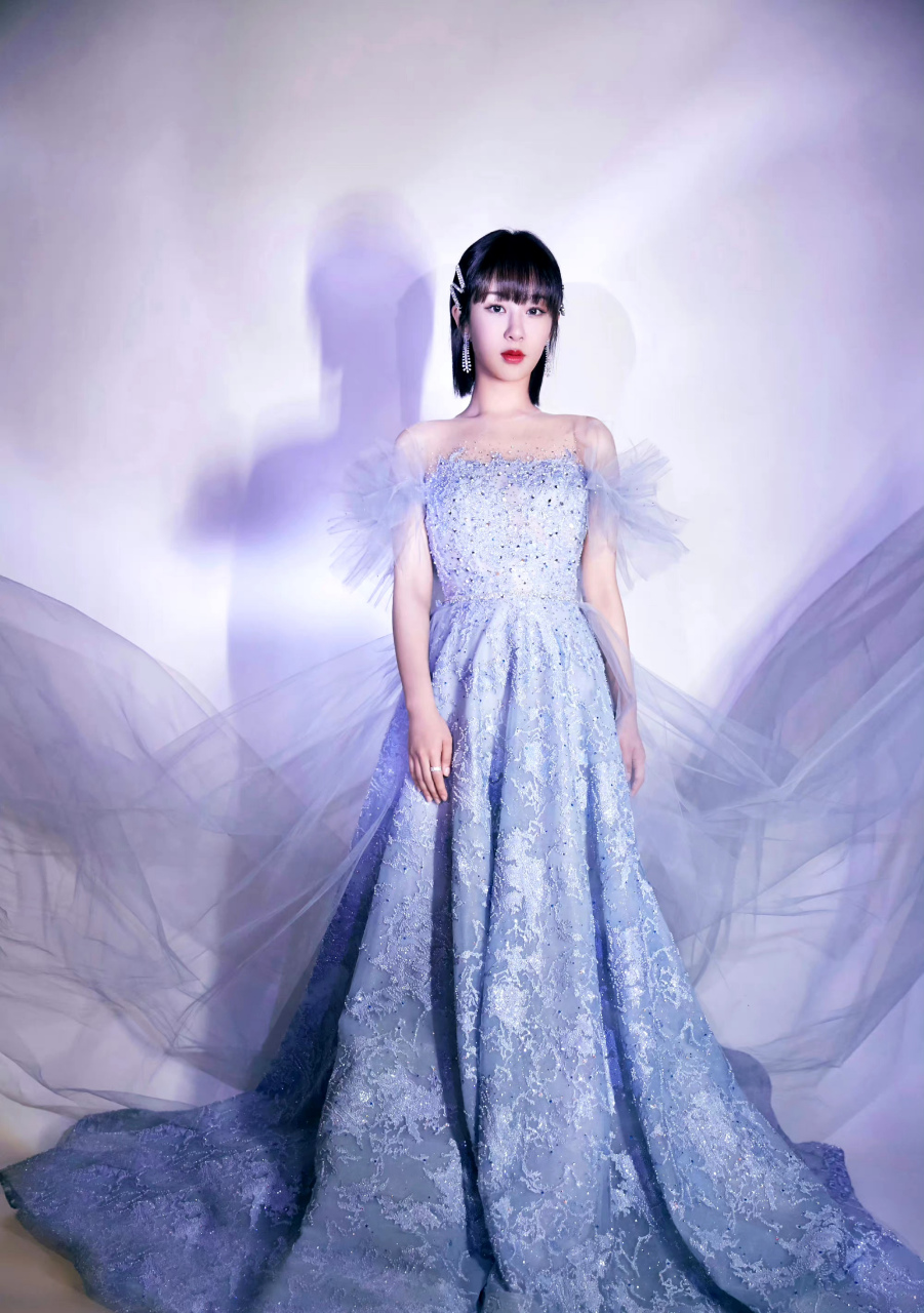杨紫穿蓝色纱裙太仙了