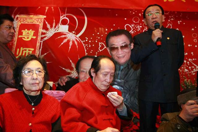 相声演员侯耀文和侯耀华的师承都存在一些争议,其实其中存在陋习