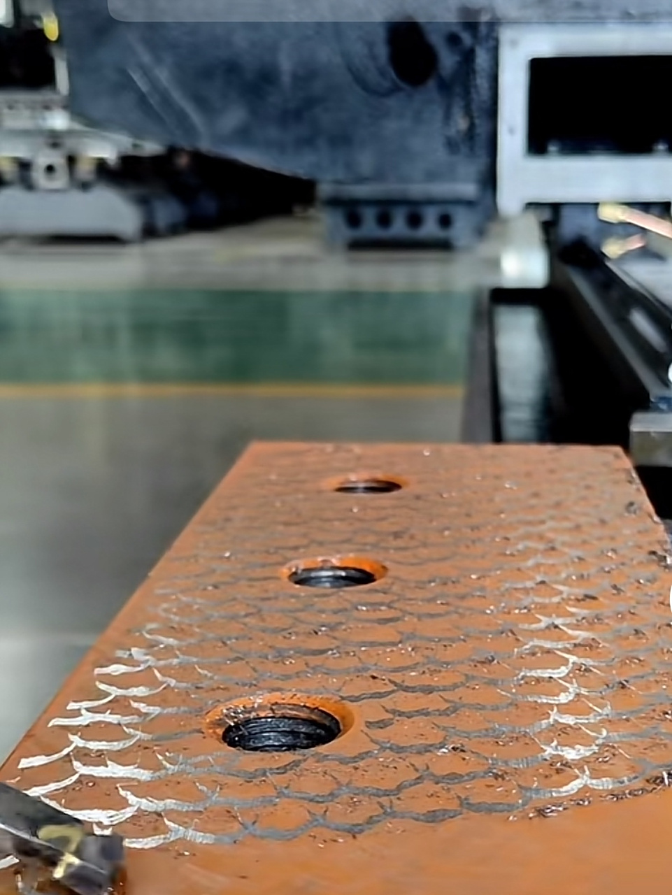 在铸铁平面上用铲刀铲出各种花型,这就叫做手工刮研.