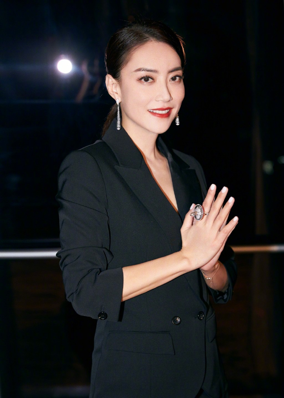 霍汶希不仅是英皇娱乐艺人管理部总监及唱片部总监,北京办事处营运