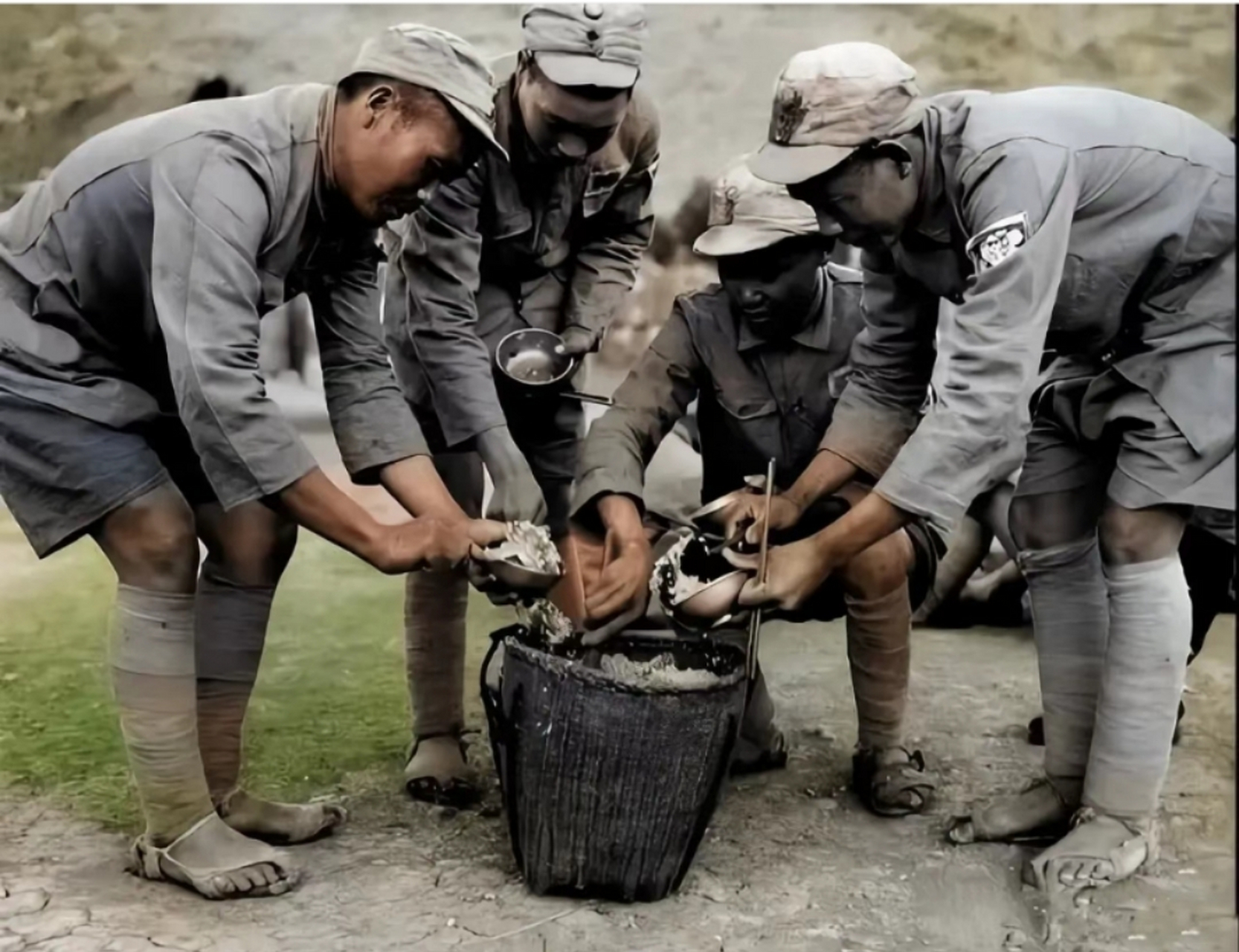 在抗日战争期间,中国军队的战士们经历了艰苦卓绝的战斗和牺牲,他们