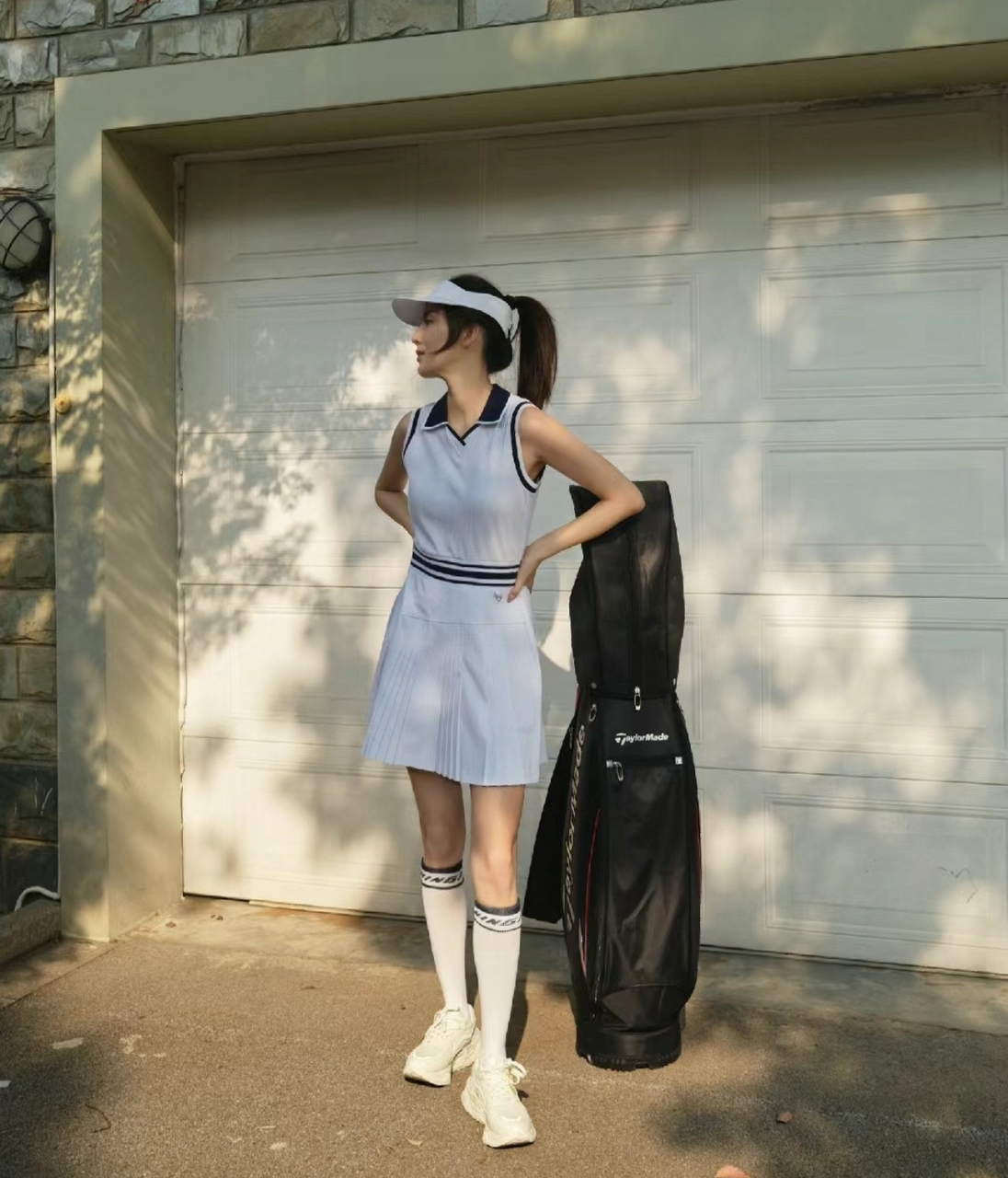 吴千语在新家车库门口凹造型,换了一身白色运动装活力十足.