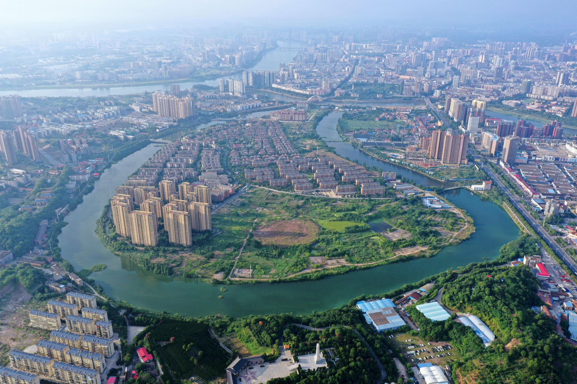 航拍视角下的衡阳市石鼓区雁栖湖全景图.