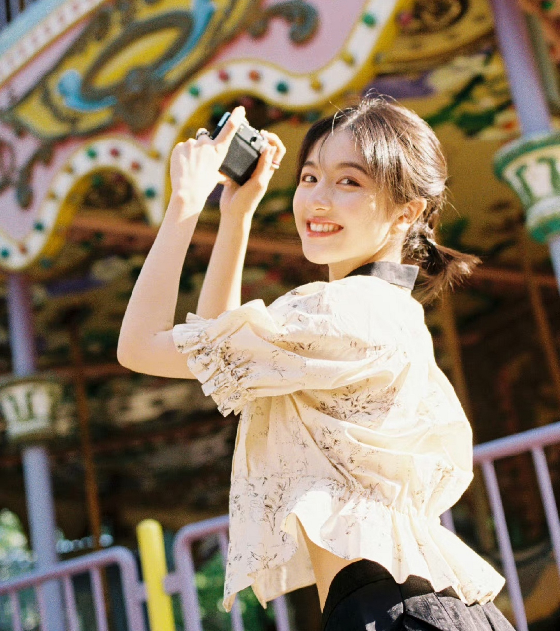 李兰迪不回应恋情,连续晒美照让粉丝淡忘那些琐事,毕竟演艺圈太多见光