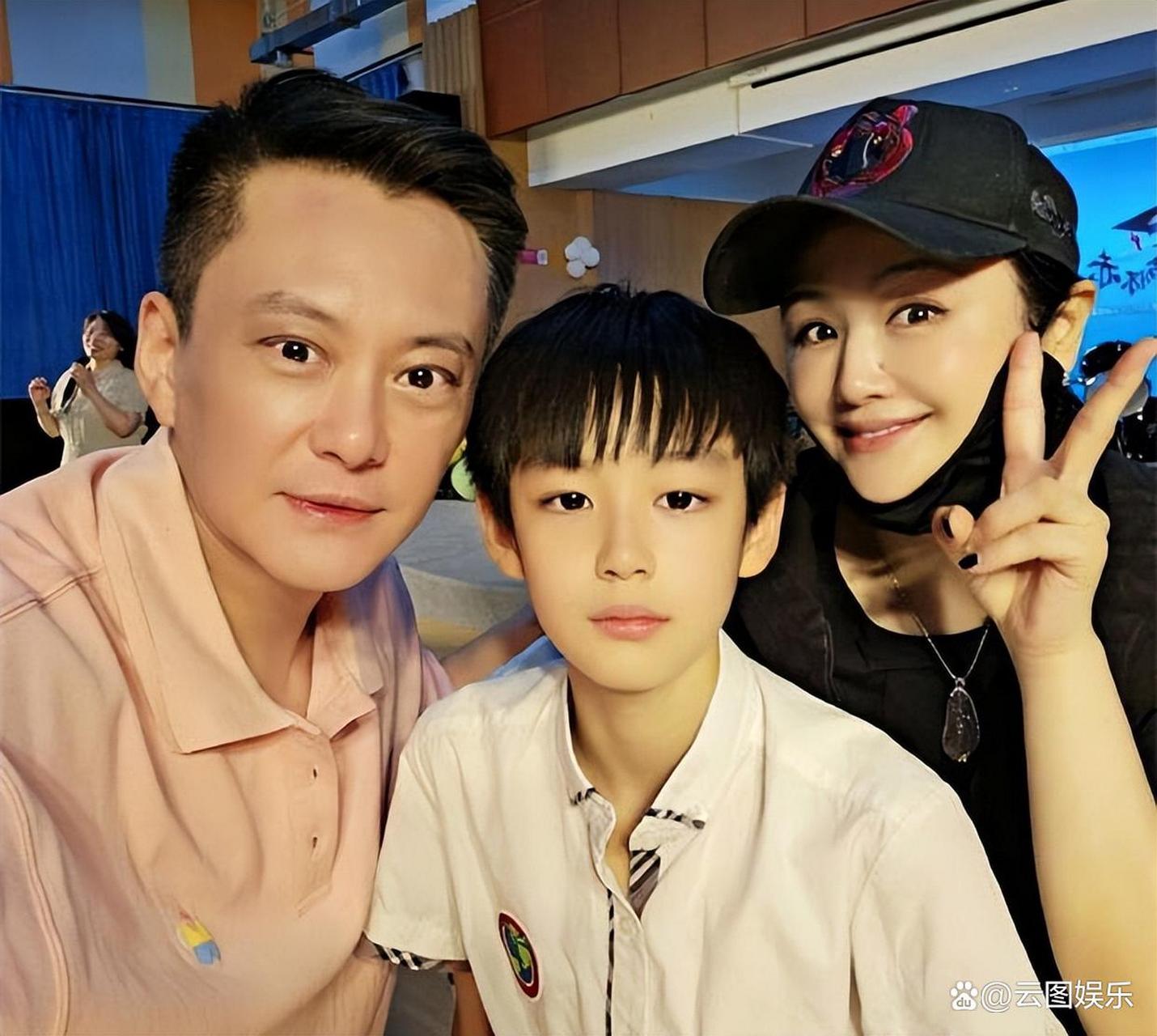 16 曝光的照片中,王斑曹颖夫妇现身学校参加儿子的毕业礼,一家