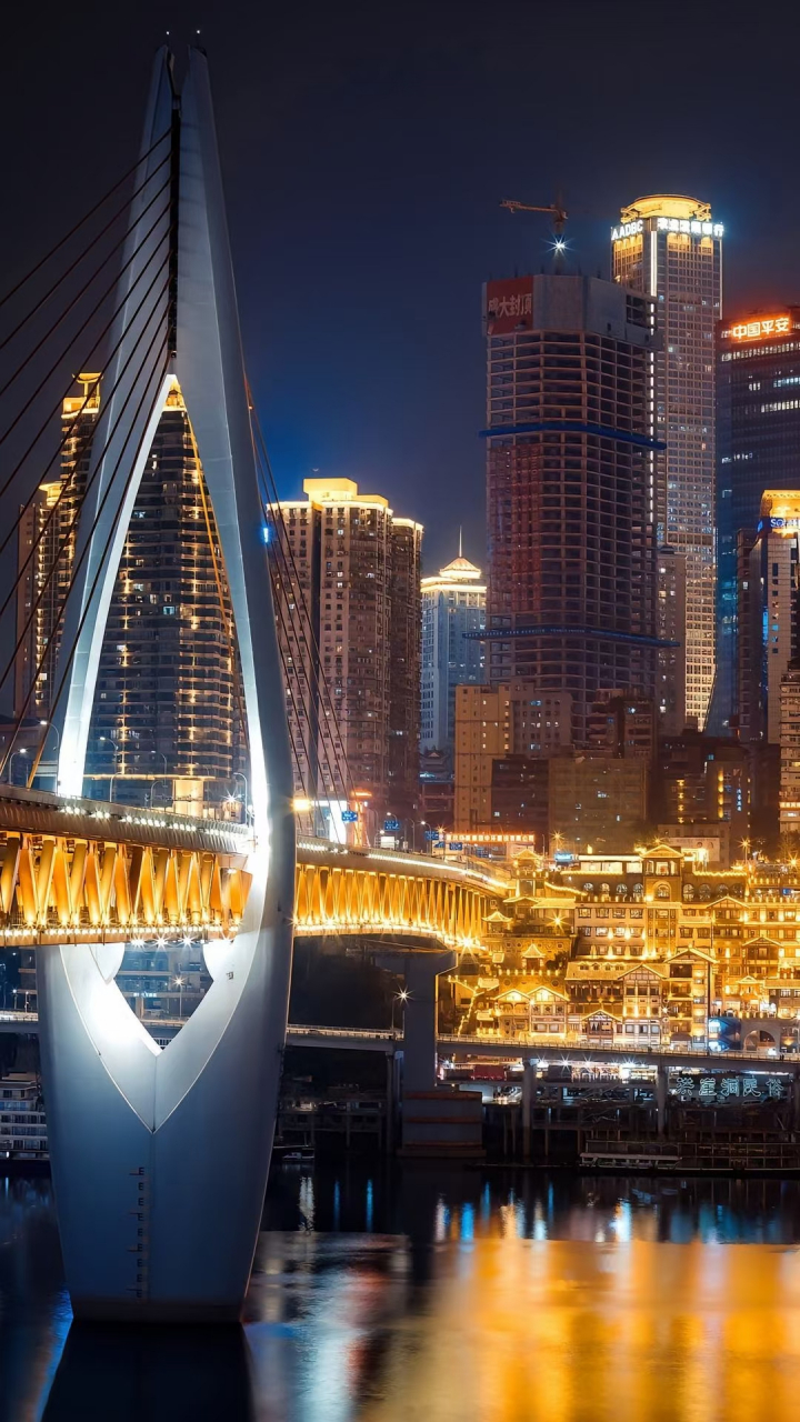 如果有时间,你一定要来趟重庆,吹吹嘉陵江的晚风,看看洪崖洞的夜景,吃