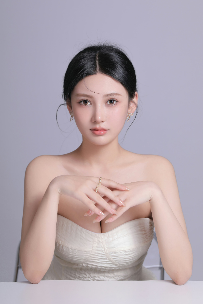 奶白色抹胸裙美少女私房艺术写真#私房艺术写真##青春美少女写真