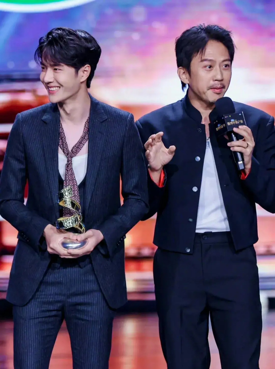 邓超到底和王一博说了什么?居然把一向冷酷的王一博憋笑成这个样子了!