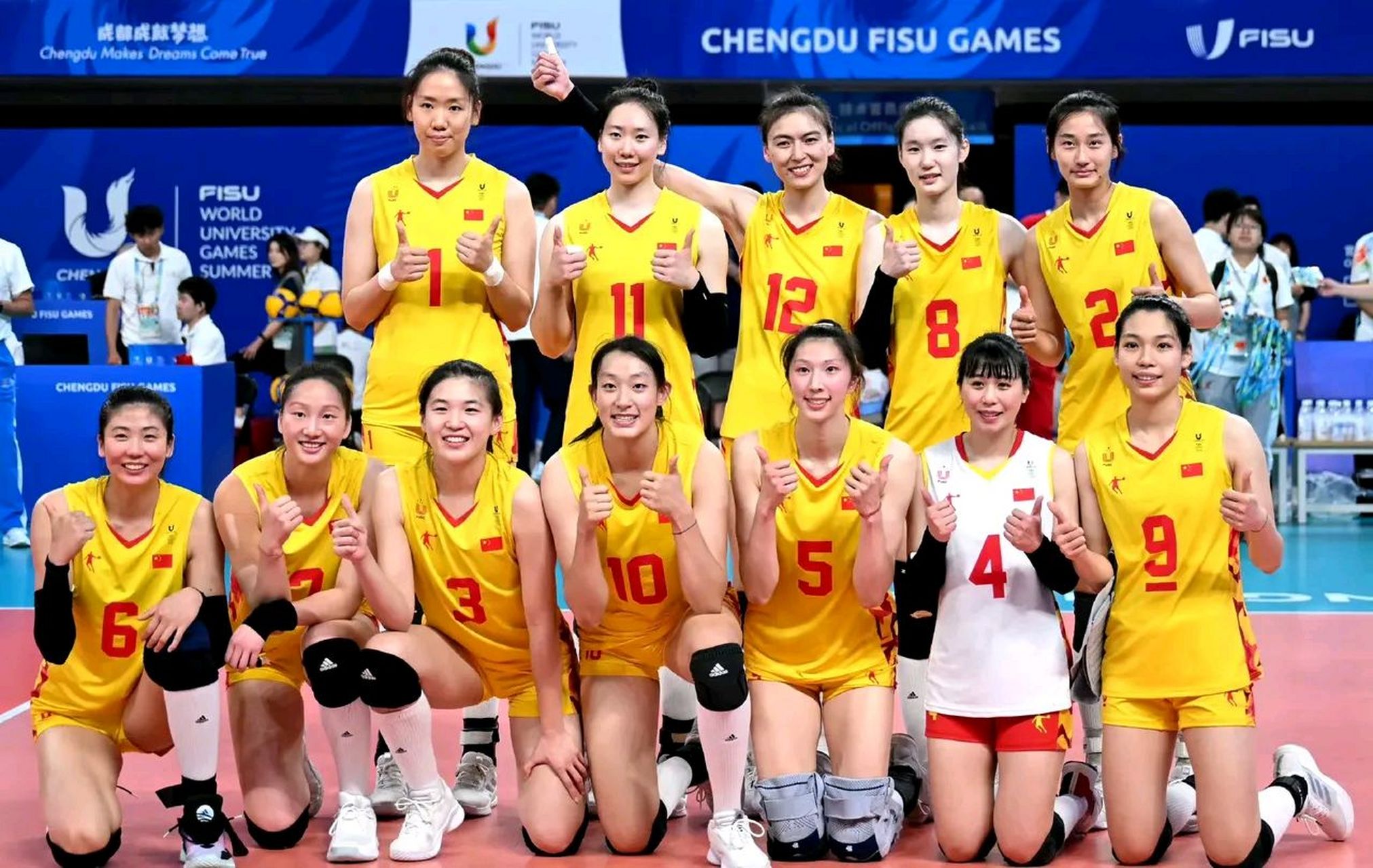 成都大运会中国女排3-1德国图集～ 图一:队长庄宇珊第四局累得腿都