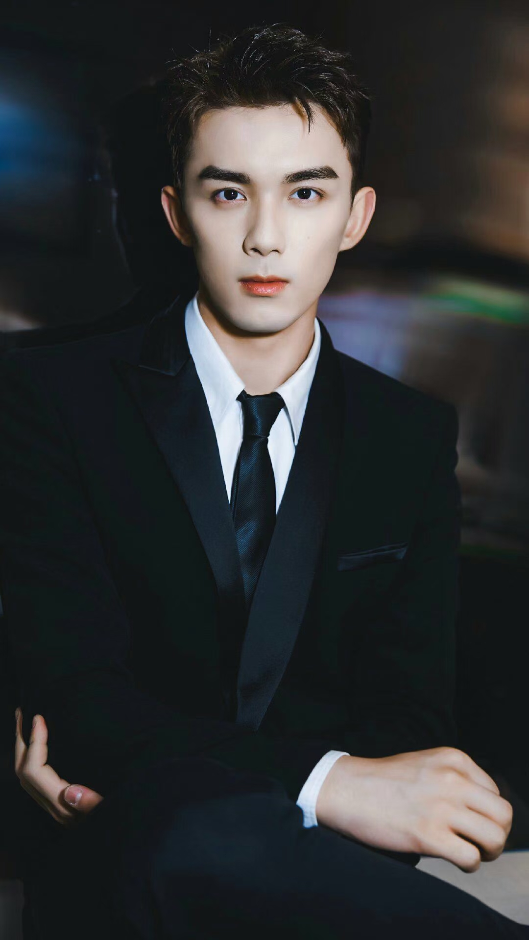 吴磊西服杀:夜色匆忙,暮暮是你