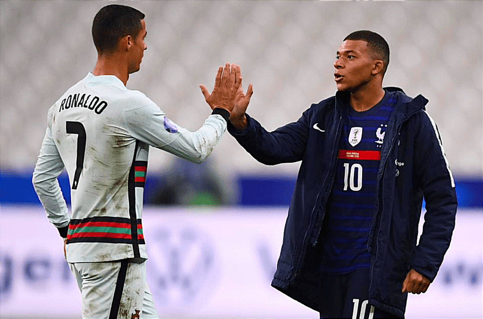 14岁的姆巴佩和28岁的c罗合影,没想到一眨眼一样高了