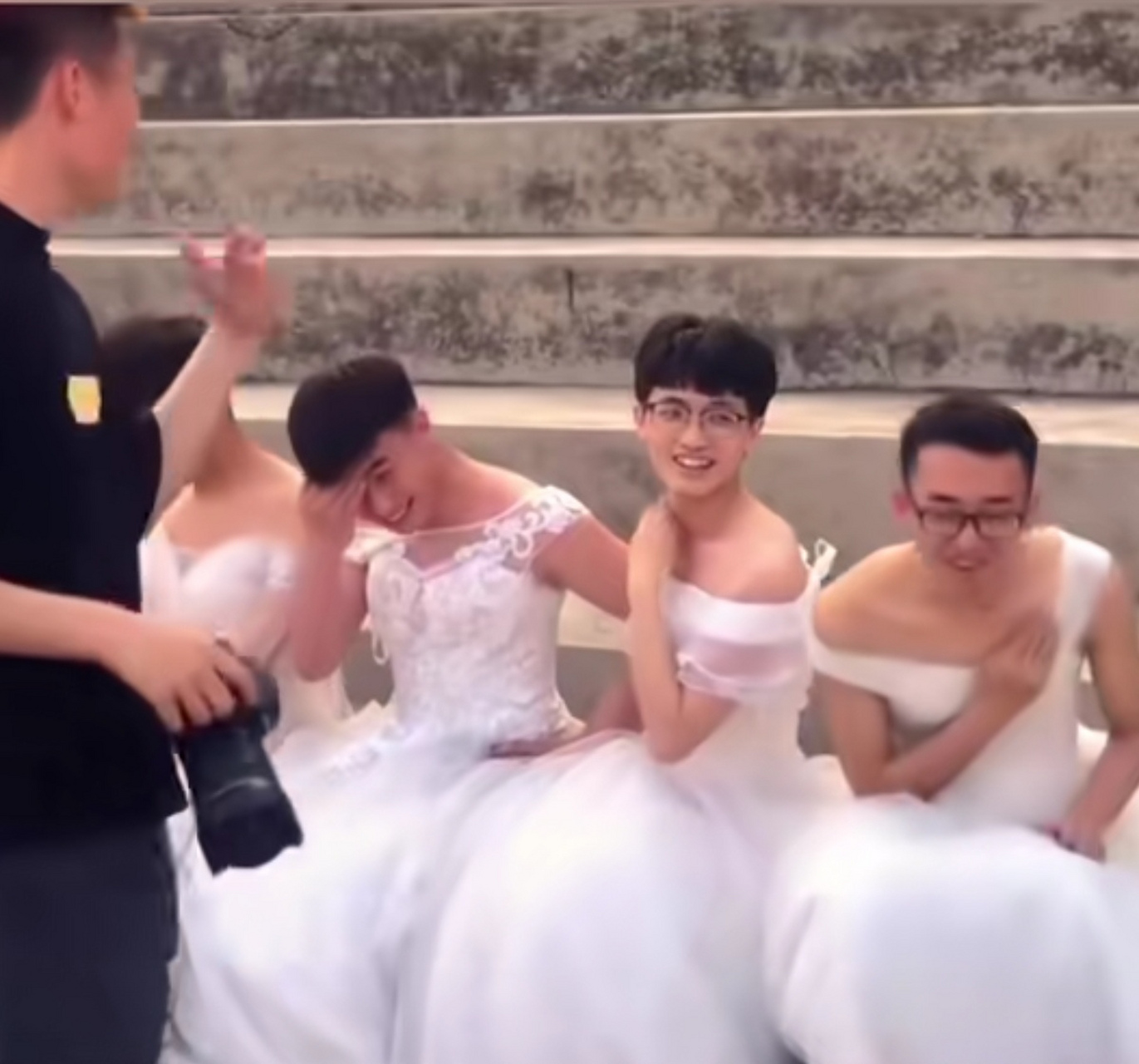 男生齐穿婚纱拍毕业照,这就是猛男毕业照吗?时代"兄弟"花,永远不分家!