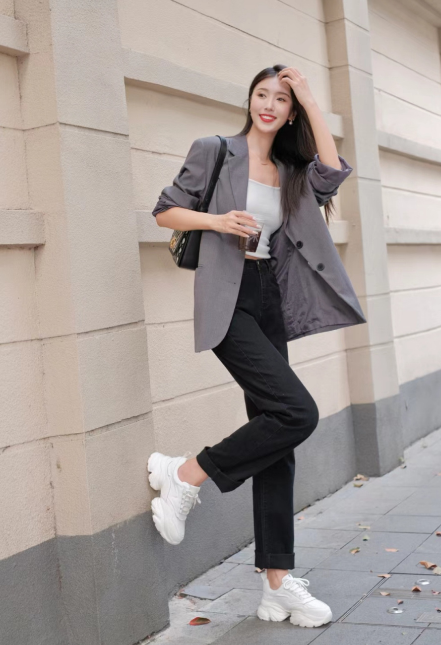 简约黑白灰的搭配 穿上白色运动鞋 职场通勤穿搭
