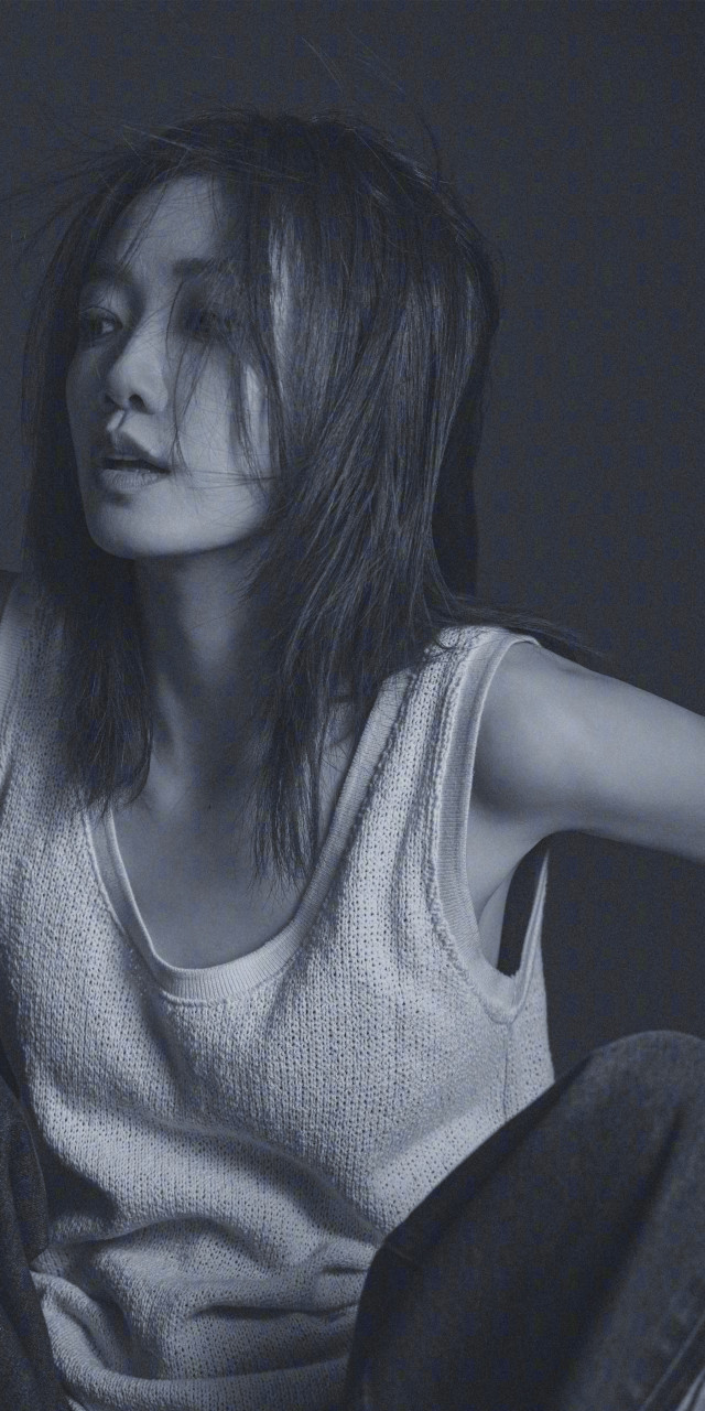 于莎莎齐肩短发搭配白色背心,柔美轻盈