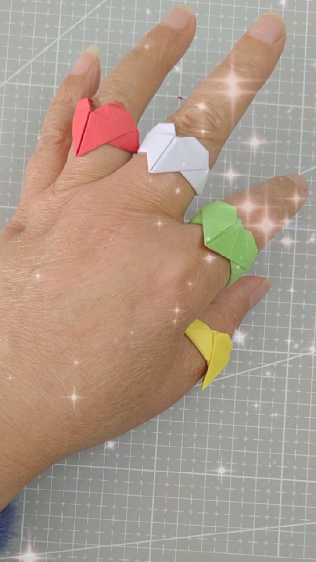 半张正方形彩纸折一个爱心小戒指