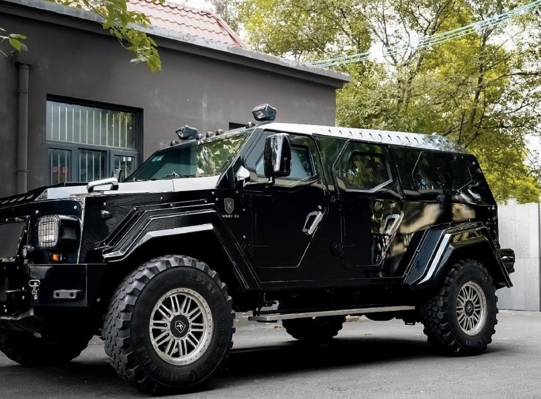 骑士十五防弹车,这台车不同于不防弹的乔治巴顿,这是真的防弹车,而且