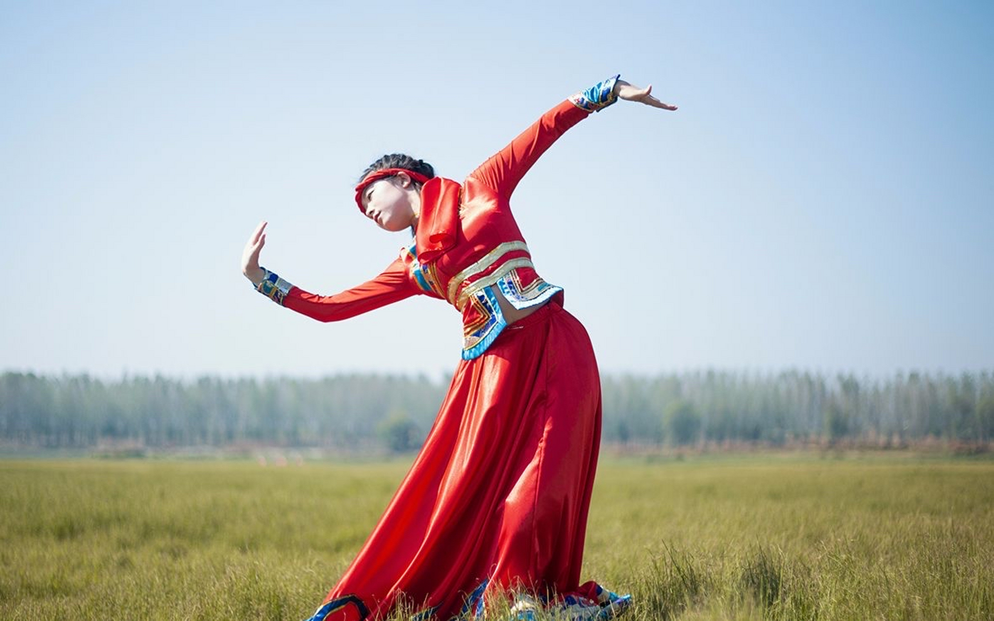 一开始,感觉蒙古舞的很多动作是在模仿鹰和马.