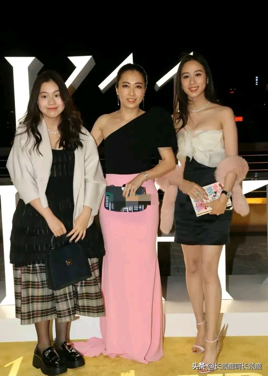 刘銮雄和甘比的大女儿刘秀桦今年14岁,开始正式步入社交场合.