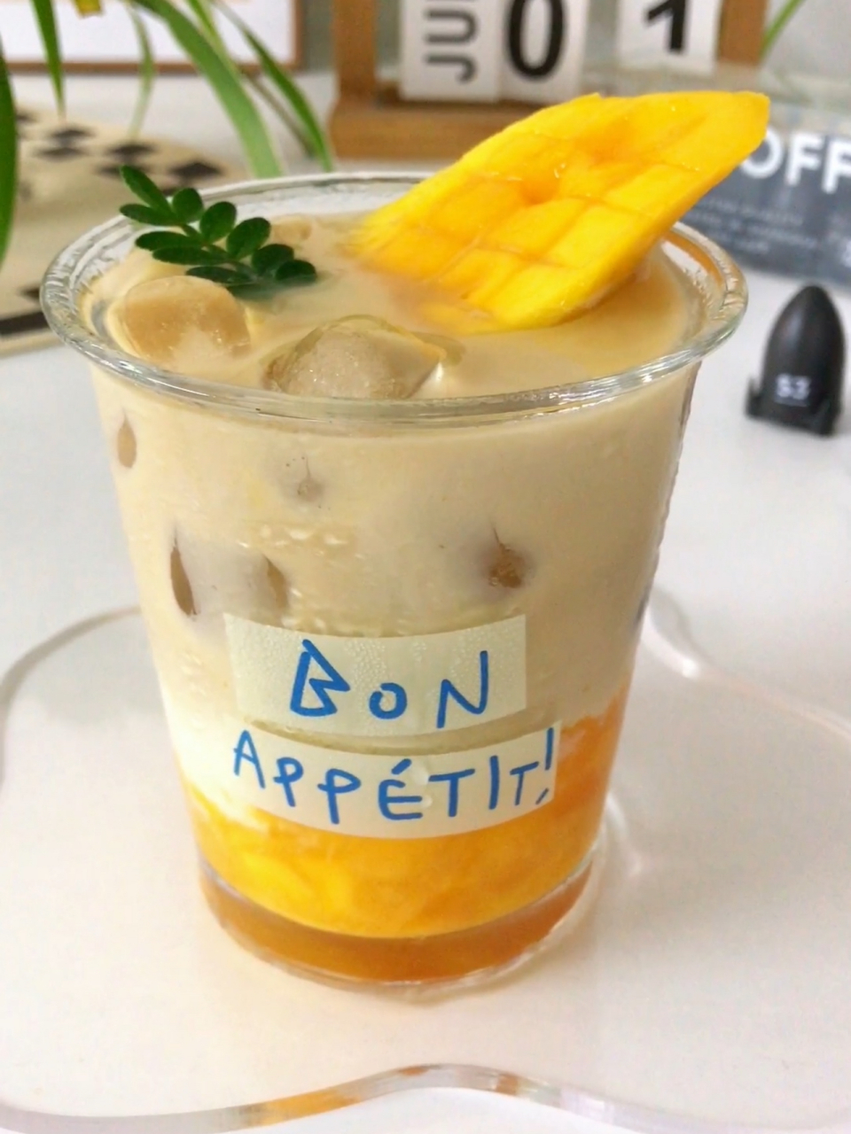 秋日美食大赏# 有手就会的芒果拿铁,有颜有料,敲好喝!