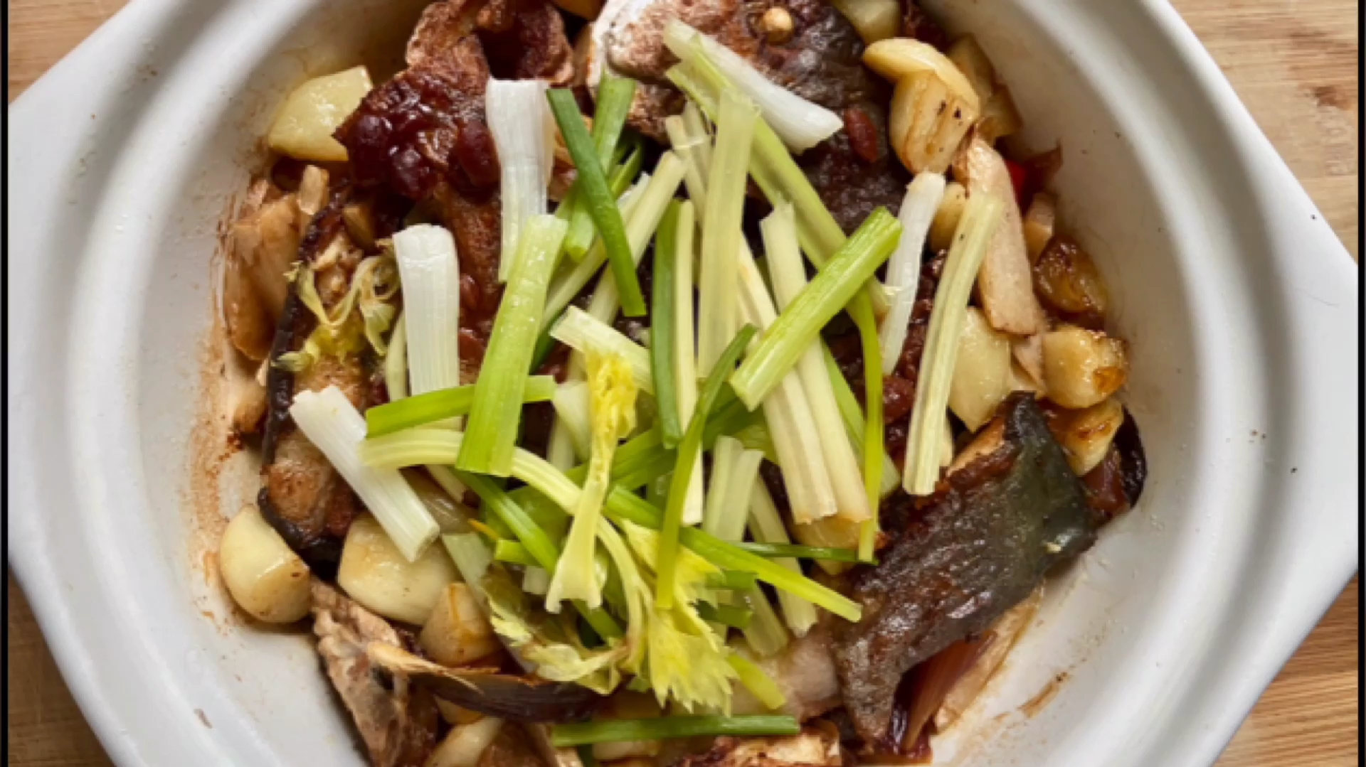 焗鲳鱼煲:鲳鱼先煎再入砂锅焗香味扑鼻、味道鲜美大口吃鱼中