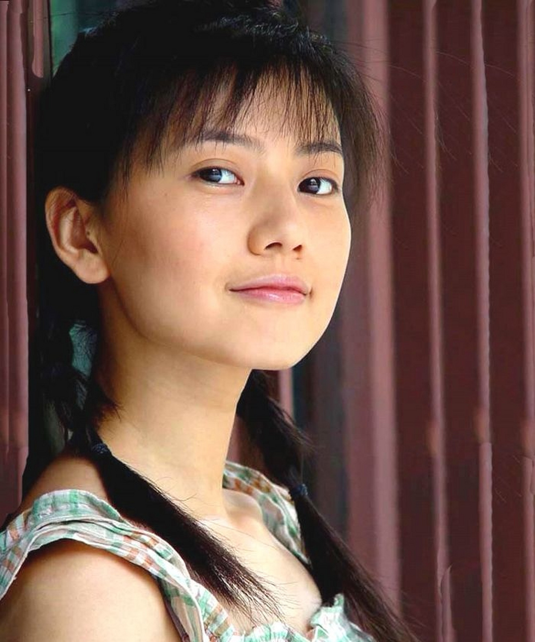 高圆圆刚出道时牙有点凸,后来做了矫正脸型也越来越自然了
