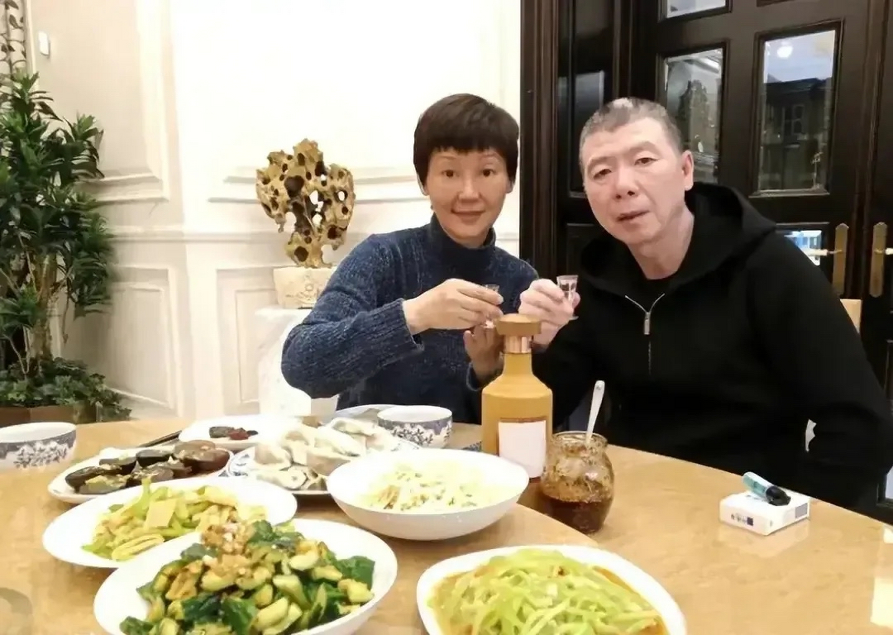 冯小刚徐帆,美国豪宅中吃饭,配菜确实很讲究!