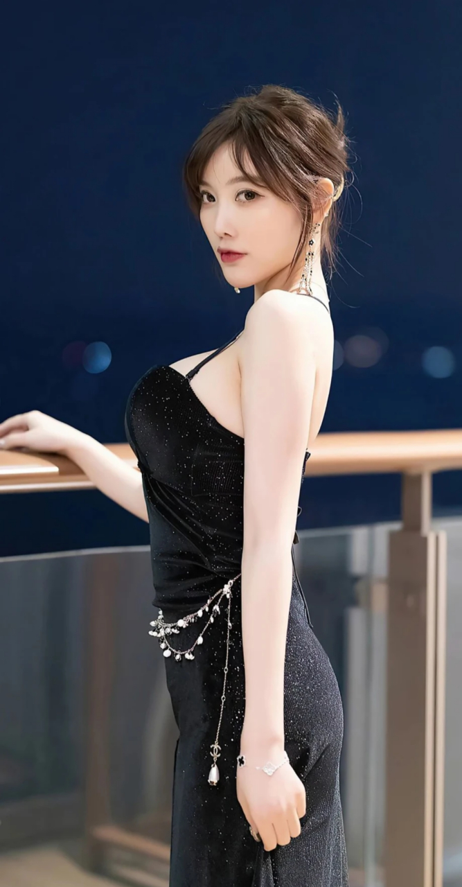 杨晨晨是一位魅力出众的艺人,她的自身那饱满的身材与她的脸庞形成了