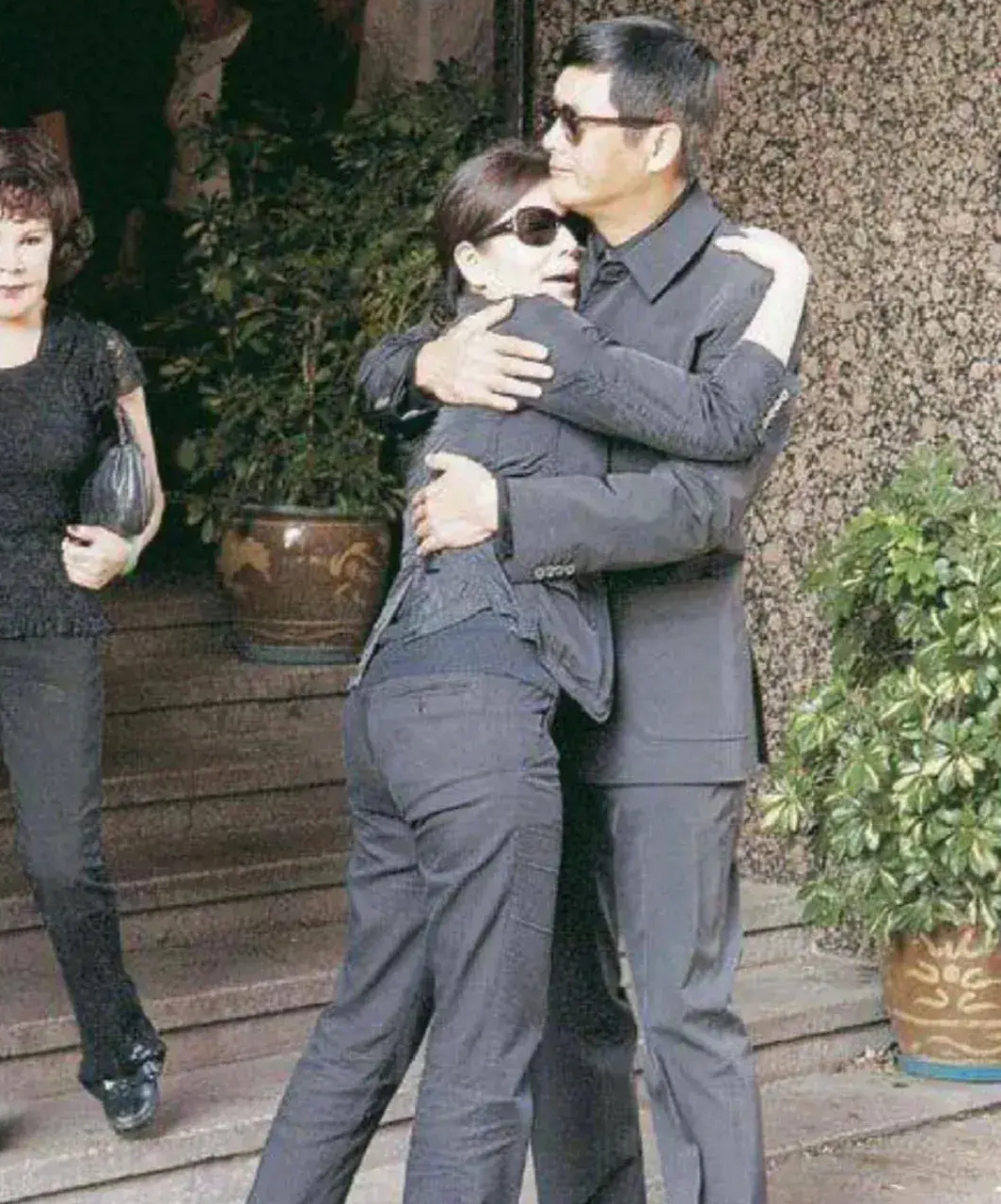 2007年,钟楚红丈夫葬礼,她在周润发怀里哭泣 钟楚红是香港公认的