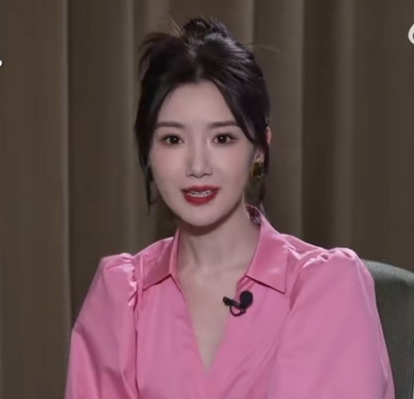 毛晓彤为新剧《云襄传》接受采访,鼻子看起来太小了,她的五官现在有点