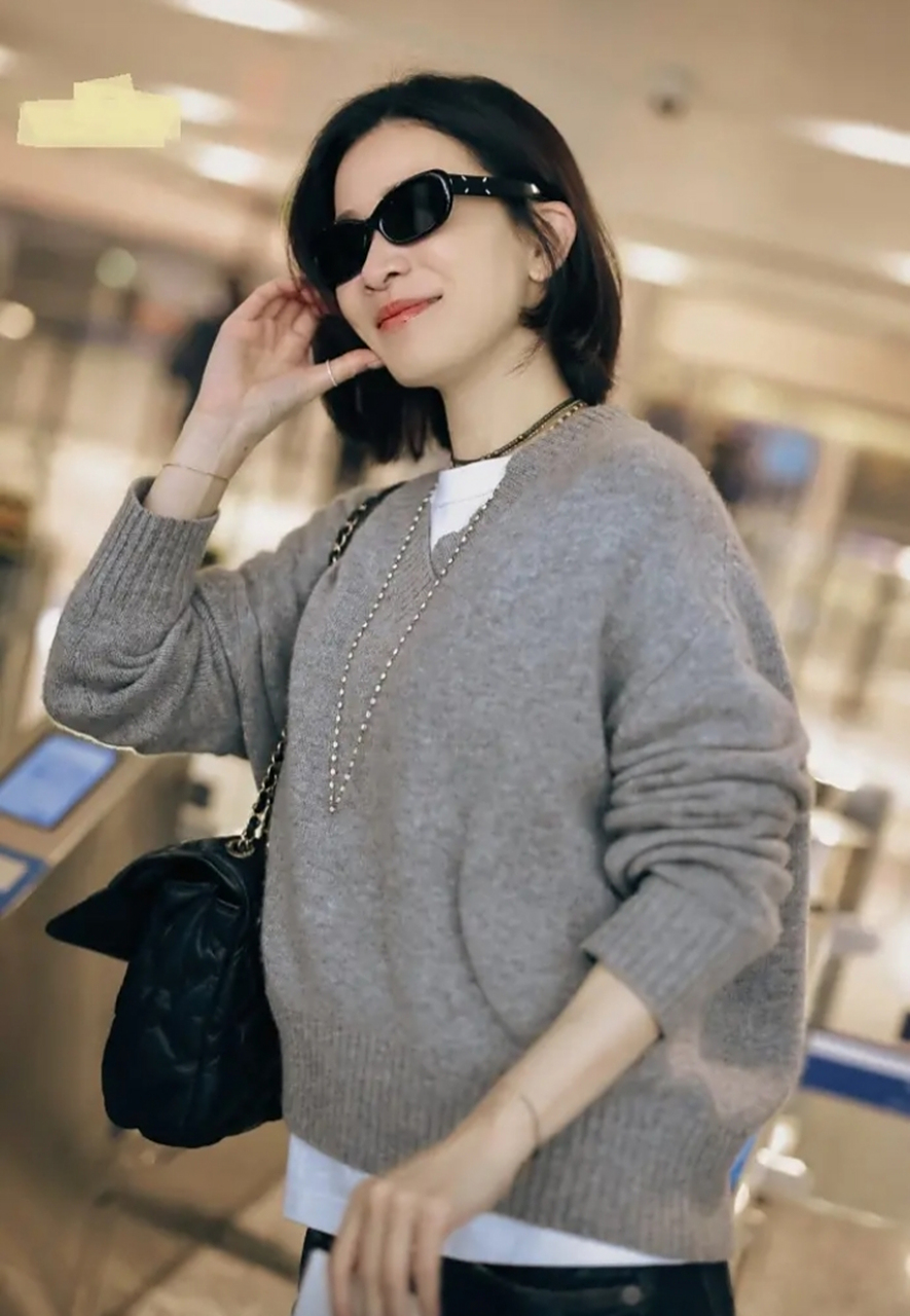 佘诗曼,我最爱的香港女星 又去走机场了,这一次的穿搭 很日常,但很