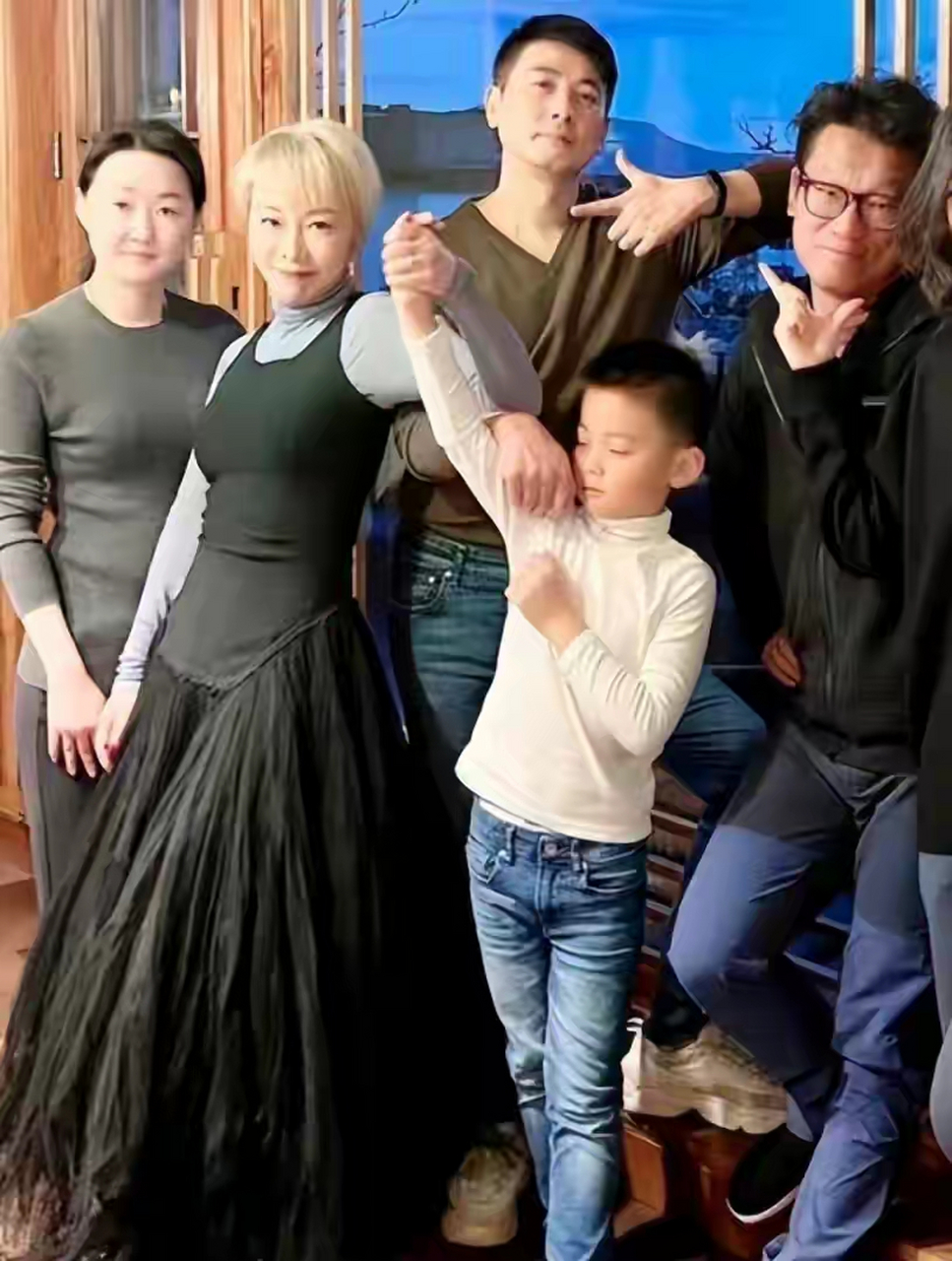 保剑锋全家福曝光,大7岁老婆染金发,时尚气质不输女团  保剑锋是我国