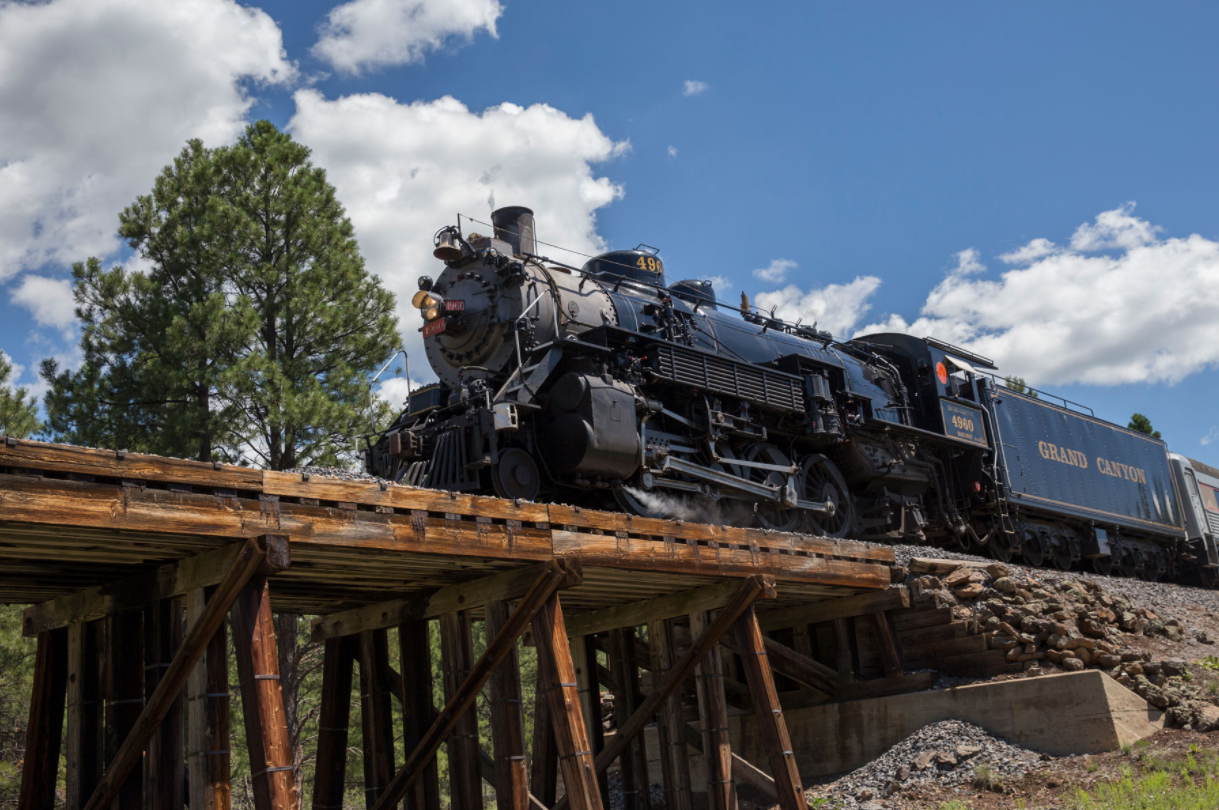 今年夏天乘坐老式蒸汽火车前往美国最好的国家公园之一