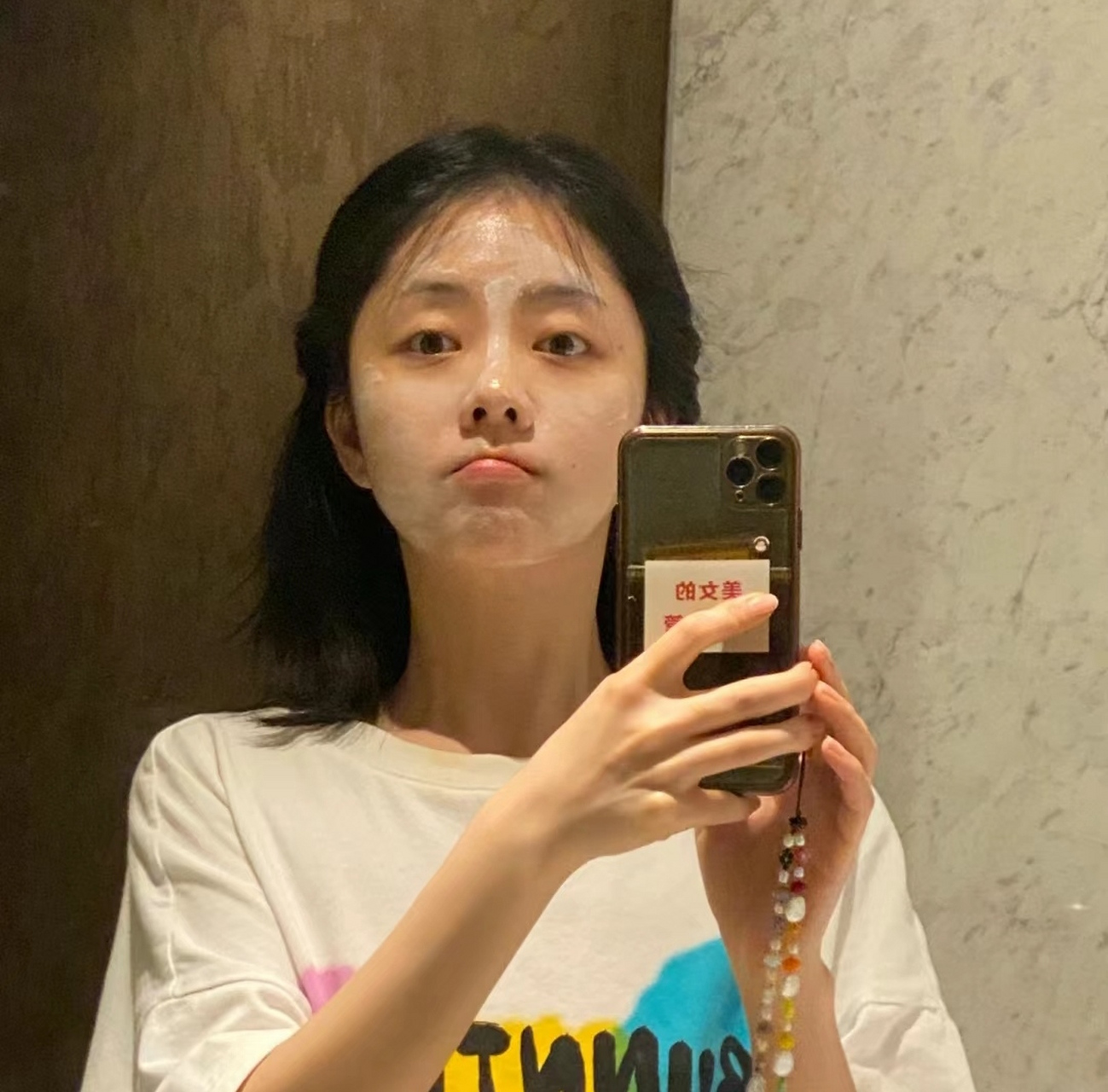 谭松韵涂上面膜对镜子自拍,表情呆萌可爱十足,她不需要扮嫩,本身就有