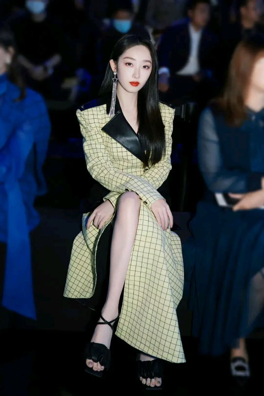 蒋梦婕是练过舞蹈吗?这个一字马做的太标准了