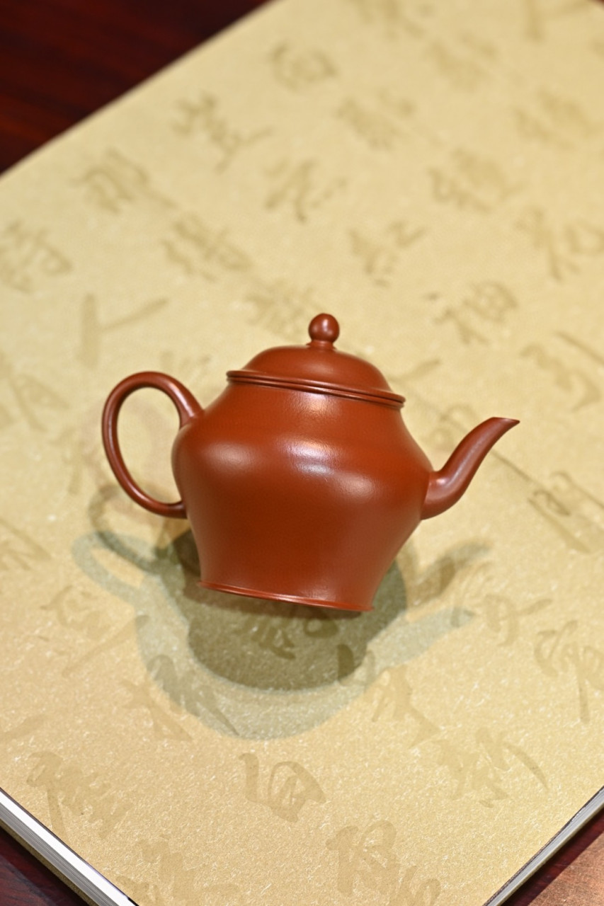 秋水|优质朱泥|140cc|全手  壶型小巧雅致,身如橄榄,流线曼妙有致