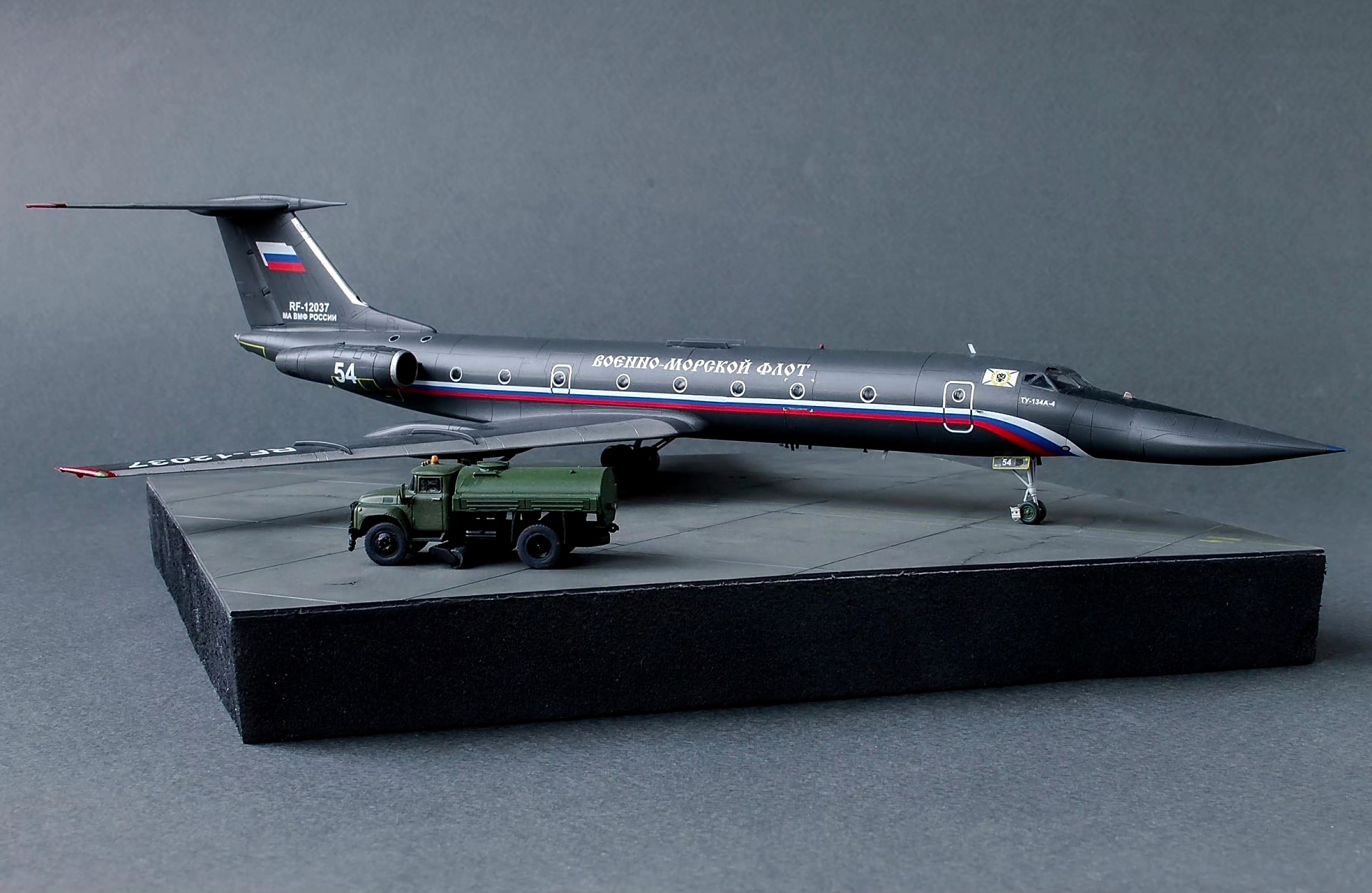 军模欣赏:zvezda 1/144 俄罗斯海军 图-134ubl 轰炸教练机,该机用于