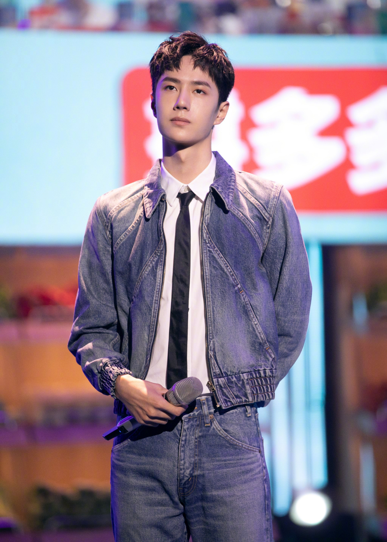 王一博造型分享,身穿白衬衫领带搭配牛仔衣成熟稳重不失活力