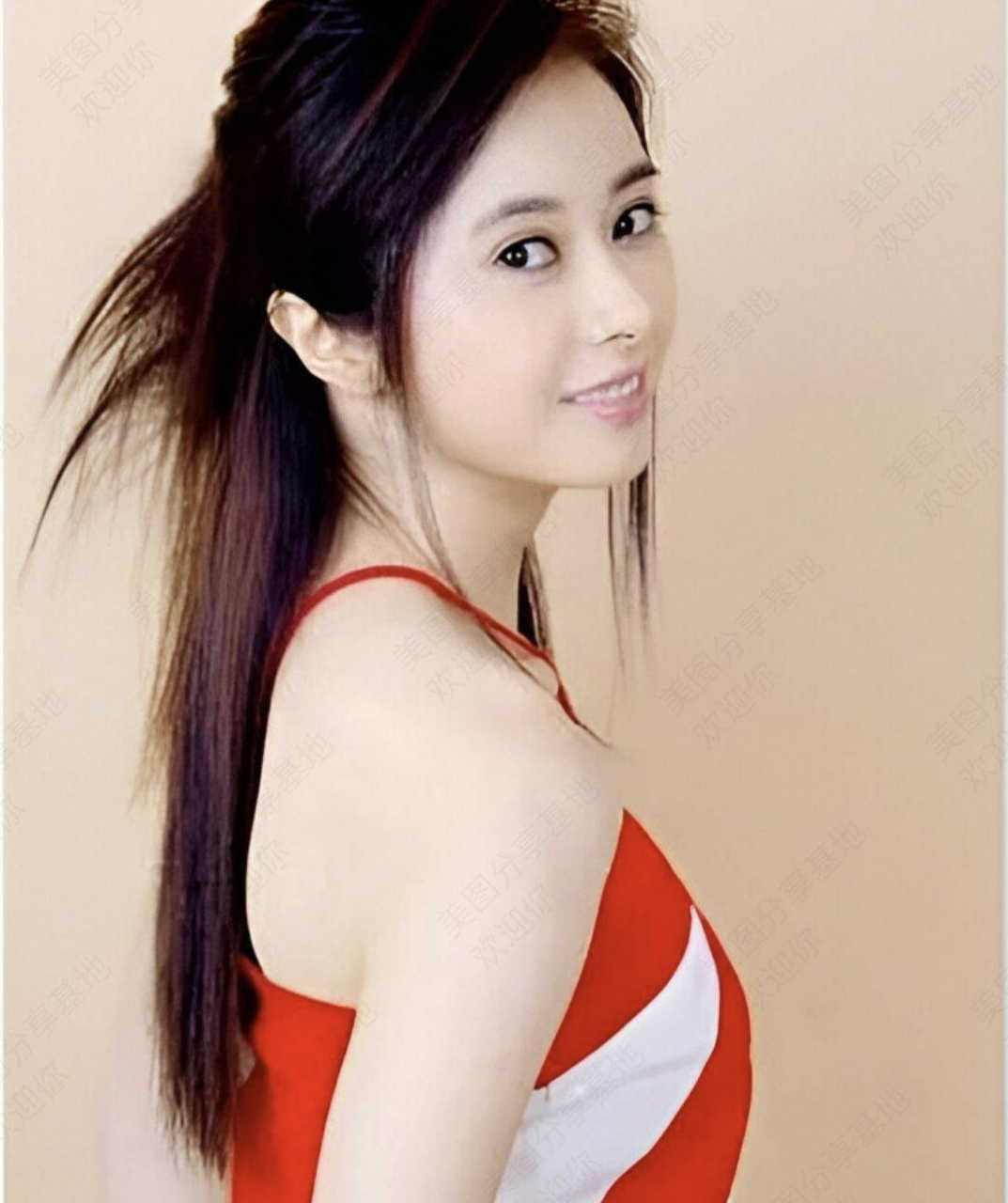 今天才发现广东籍的美女明星挺多的比如:  歌手程潇       出生于广东