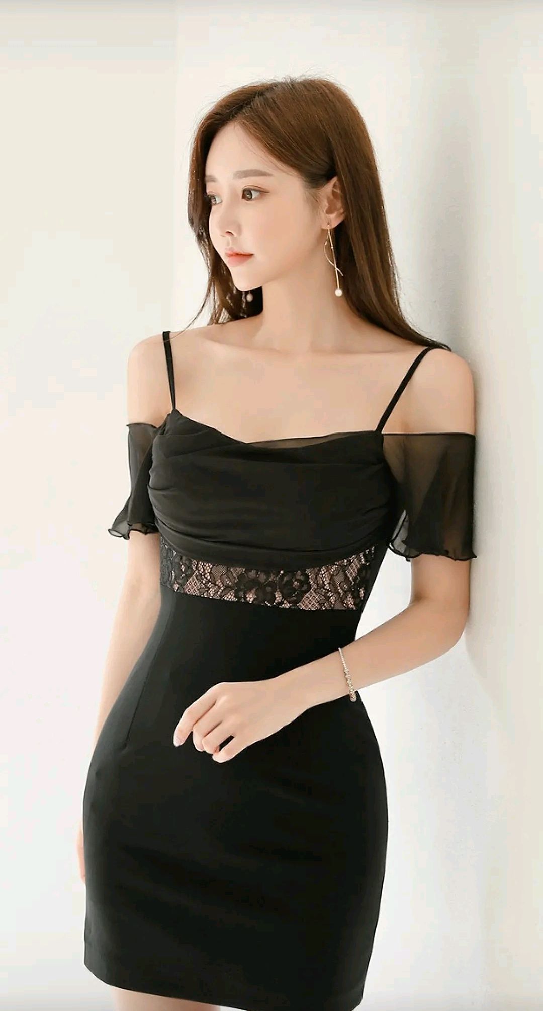 优雅女神孙允珠:夜店性感晚装晚礼裙,大秀妩媚身材,很合适蹦迪