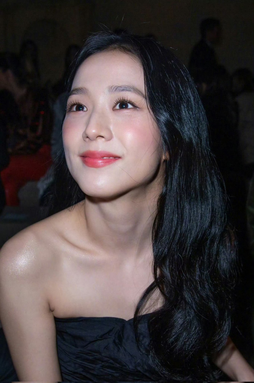 谁不爱我们大美女jisoo呀[鼓掌][鼓掌] 长得美怎么怼脸都好看[偷笑]