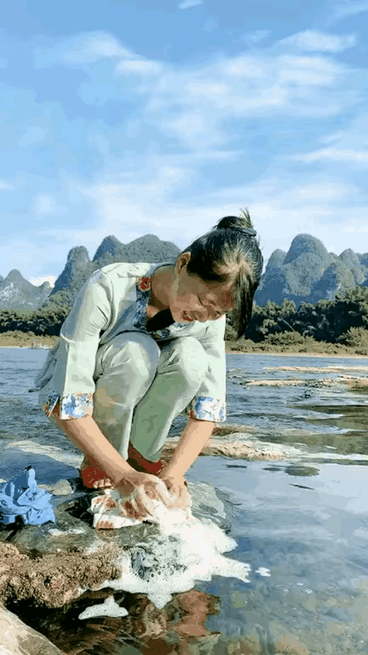 广西桂林,一美女在河边洗衣服视频画面,吸引许多网友关注热议.