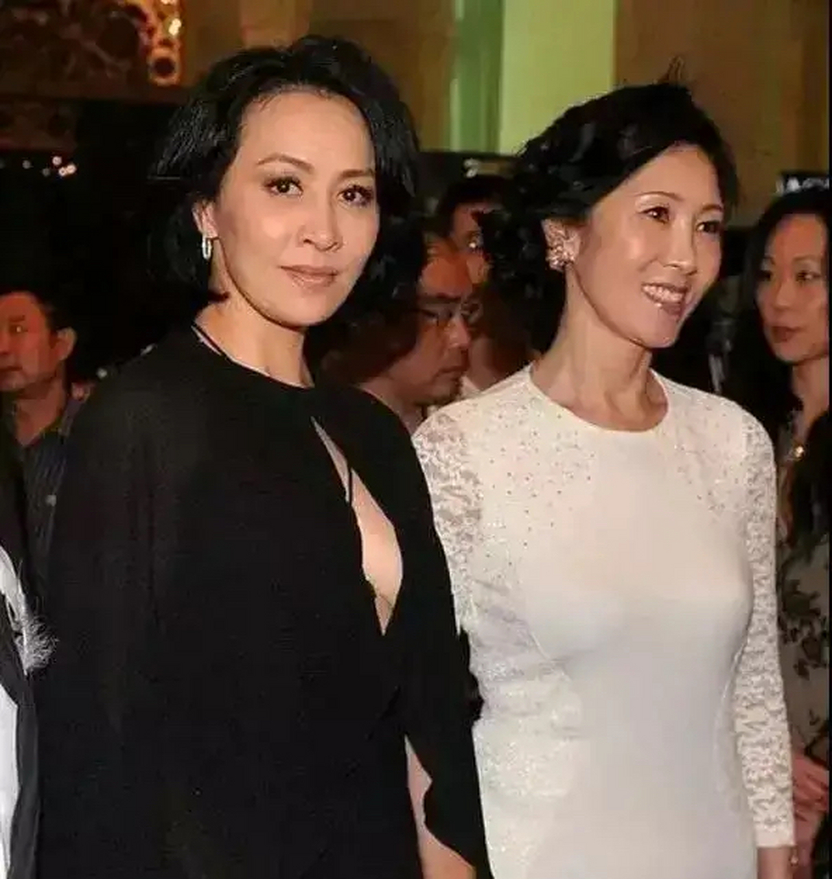 王思聪的妈妈林宁也是个爱美的女人啊,身材好,颜值高,一把年纪爱穿