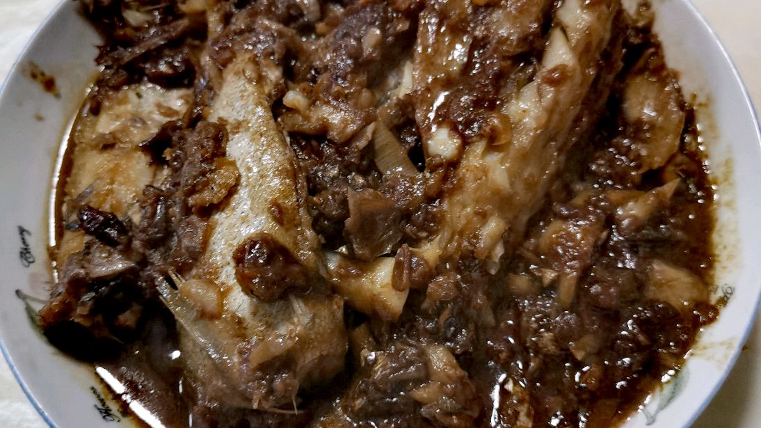 男人也要做饭,今天做个一个鱼,不知道是什么鱼,蒜瓣肉很香
