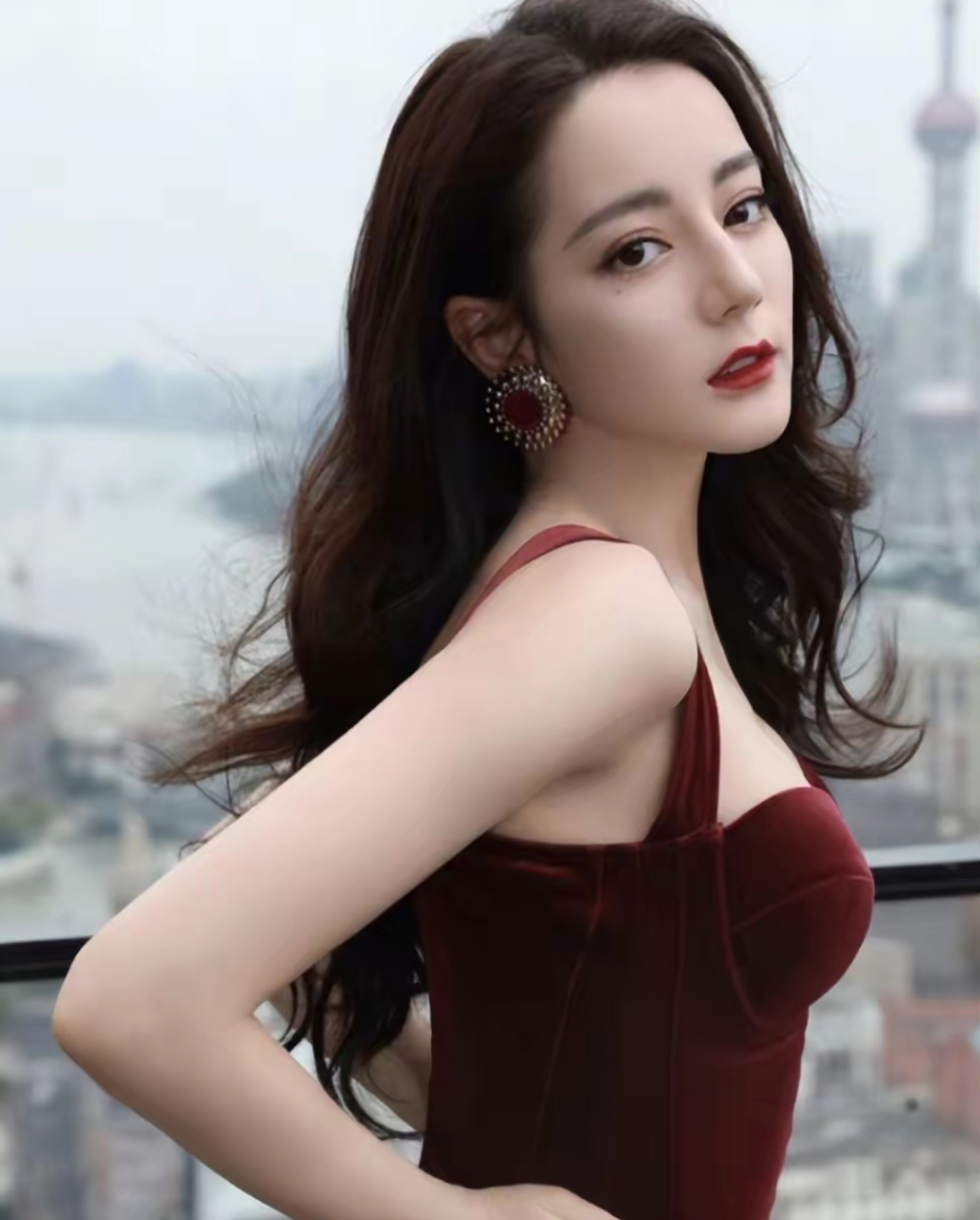 接替她的人是迪丽热巴,你更喜欢热巴还是关晓彤呢?