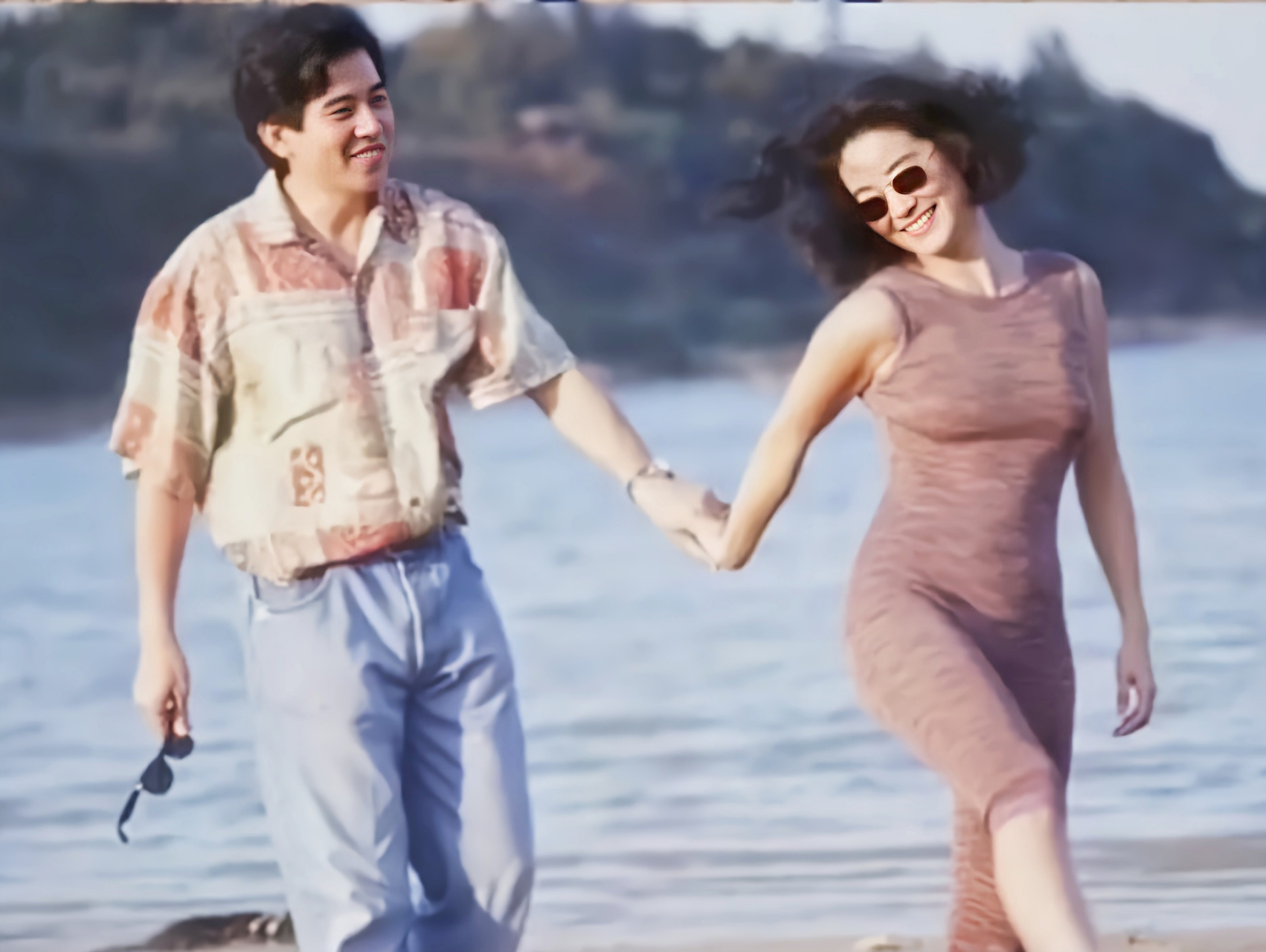图一是1990年,林青霞和男友秦汉在法国海边度假时的合影.