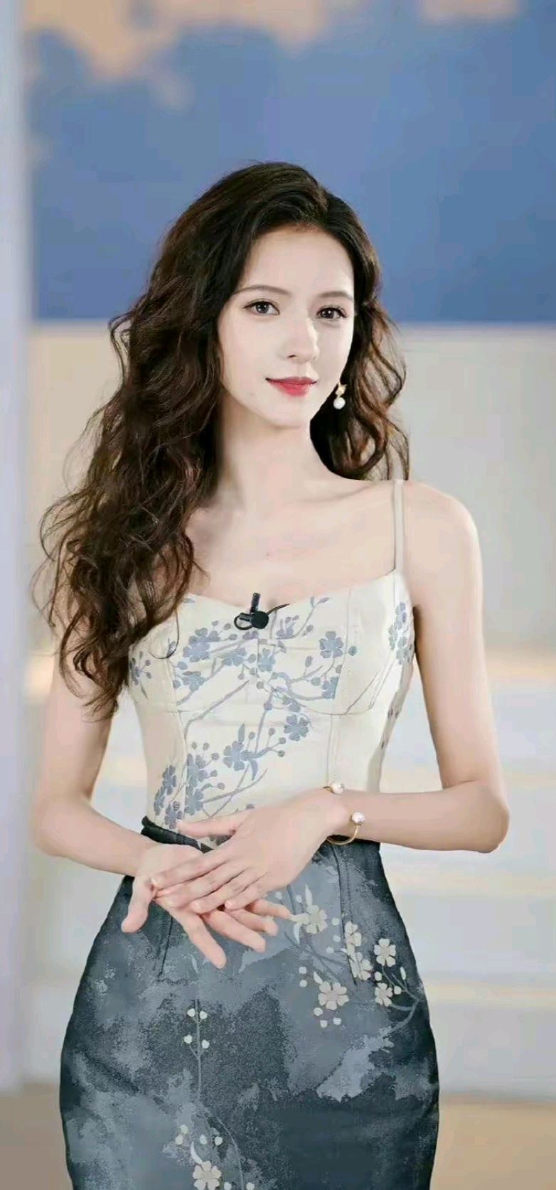 张予曦立体花朵裙造型 梦幻唯美 魅惑撩人