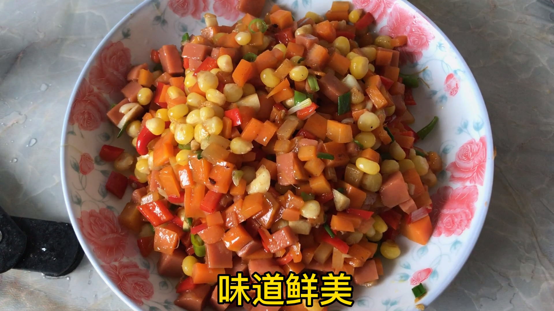 家常菜胡萝卜炒玉米火腿肠,简单易做,味道鲜美