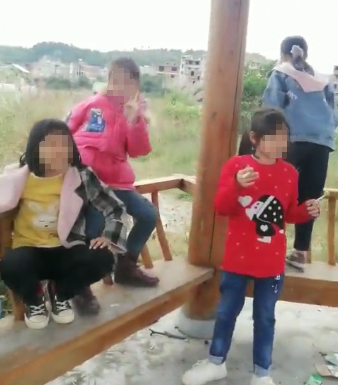 5名讲粤语小女孩聚众抽烟,个个都炫耀自己有男朋友,最大的10岁